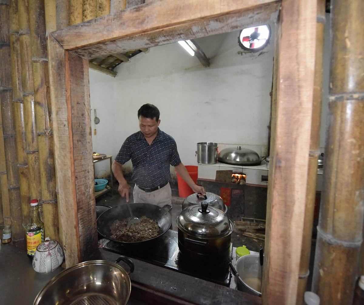 在农民叔叔家吃饭的体验：温馨、自然、放松 | 乡村美食之旅