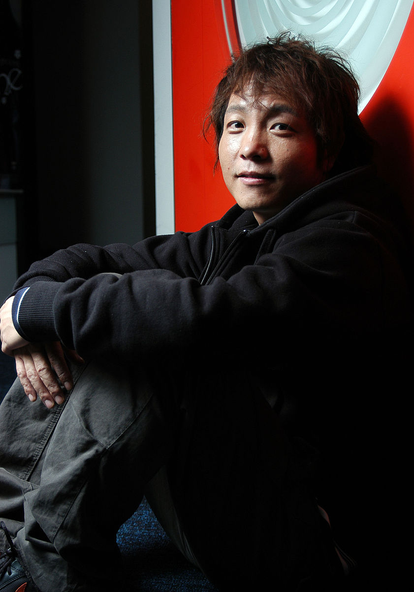 2006年3月11日,许巍上海宣传新碟《在路上》,接受专访拍摄写真.+++_++