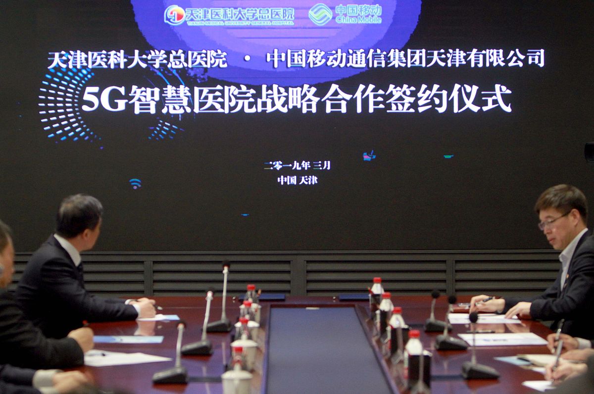 写一份字数2000字左右的在公司战略签署协议仪式上的领导发言稿合作方向包括： 数字孪生技术、无人驾驶技术、储能技术在机场领域的应用