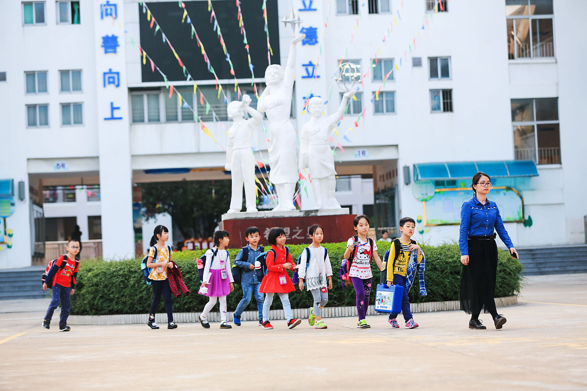 2017年10月24日,广东佛山顺德北滘美的学校,孩子们在老师的引领下,有