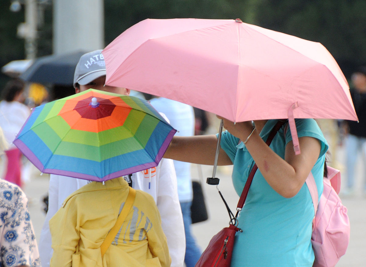 2019年7月4日,北京高温曝晒,热浪滚滚,长安街及故宫的游客顶烈日游览,