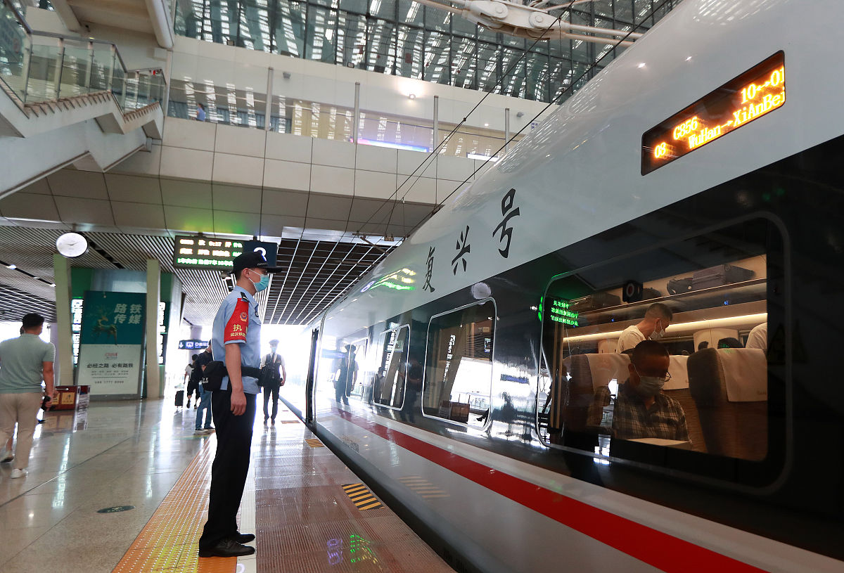 2021年7月9日,旅客有序在武汉火车站乘车.