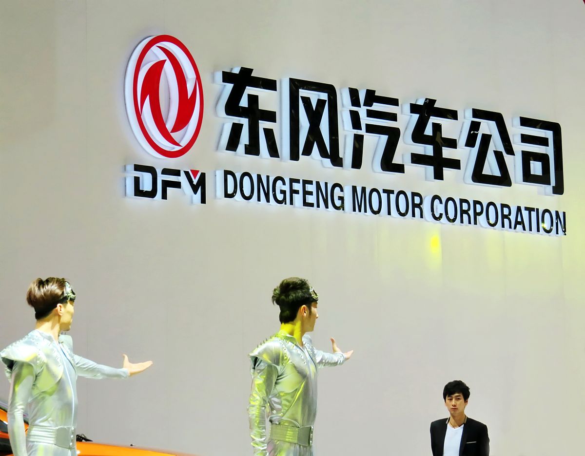 东风股份 vs 冠福股份：两家汽车行业巨头的差异