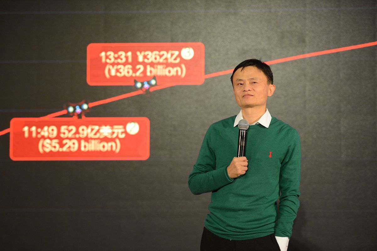 2014年11月11日晚,浙江省杭州市,马云穿布鞋现身天猫双11媒体见面会.
