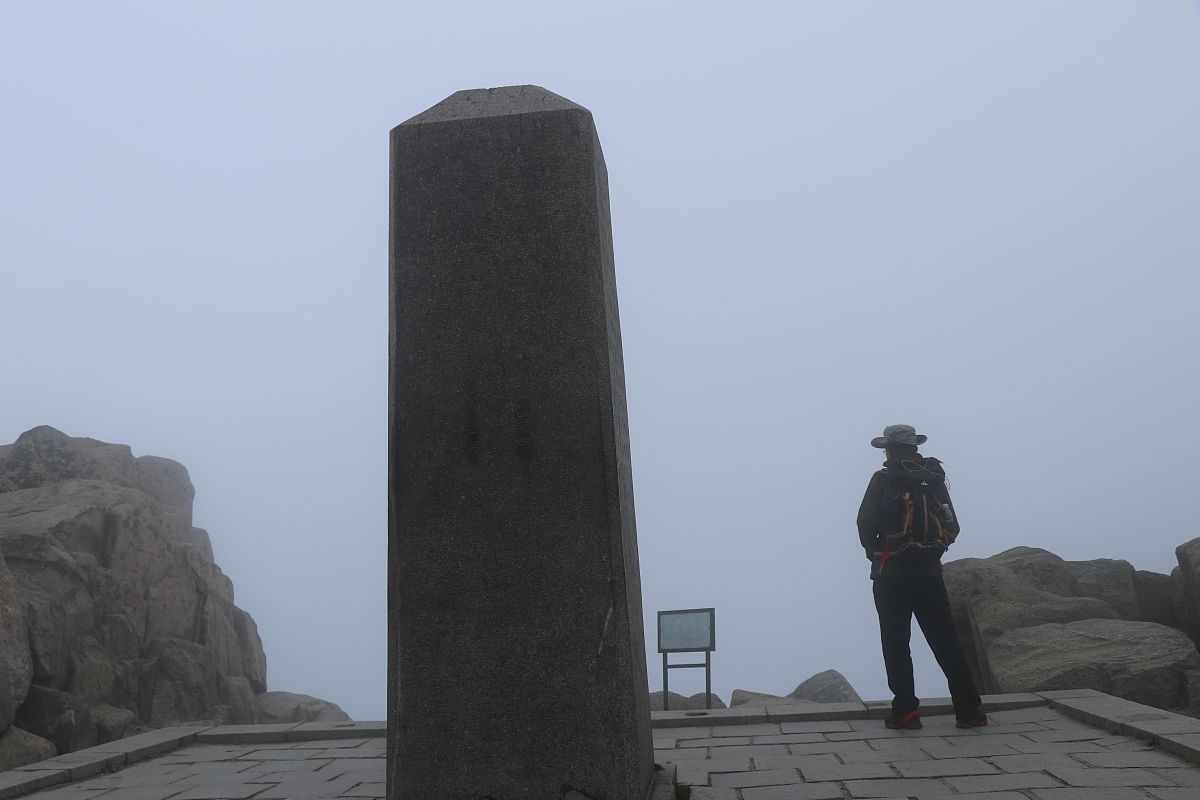 2017年10月1日,山东泰安,经历昨日降雨影响,泰山云雾缭绕,让游客顿觉