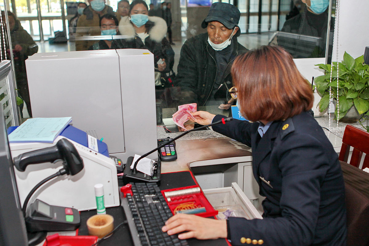 铁路干部职工坐火车 一律买票