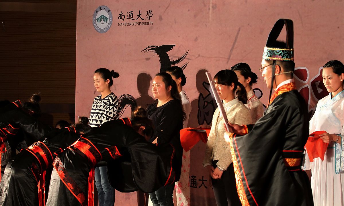 帮我做一个主题为五四青年节的板报