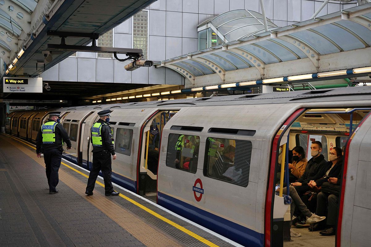 当地时间2021年11月30日,英国伦敦,民众戴口罩防疫.british transport