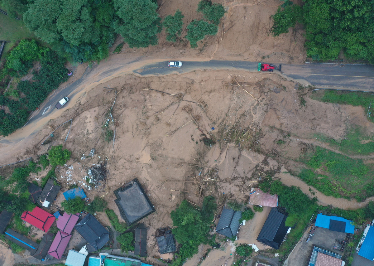 会熟练应用态势标绘工具通过灾害现场航拍图像标绘重点部位、灾前灾后变化对比、力量部署等情况熟练使用无人侦察、测试测绘等仪器装备标绘地理标差、面积与距离测算以及三维建模和挂图制作根据上述要求研究制定训练方法、技能操法、考评办法等标准