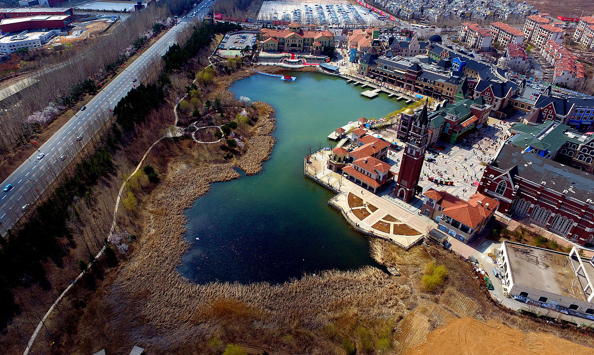 2018年4月15日,沈阳,航拍赛特奥莱.早春时节,这里天蓝景美,欧式建筑群
