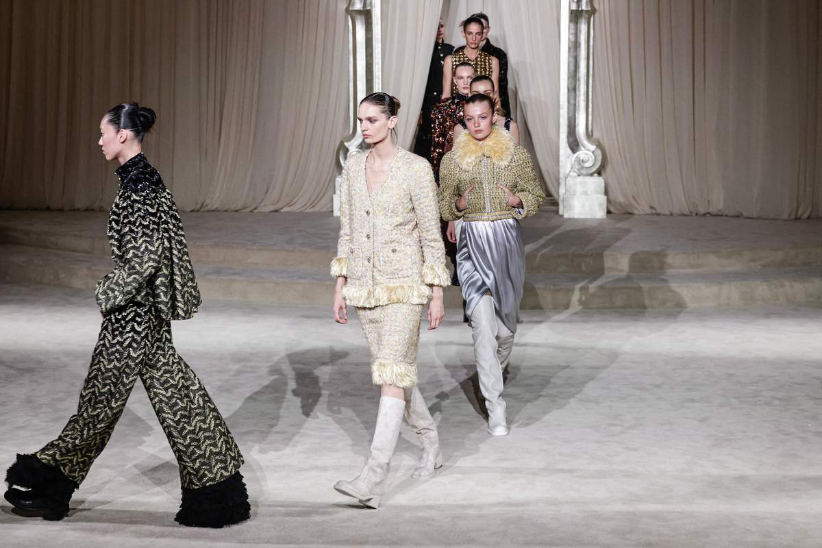 缩短以下文字到400字：时尚 用21个关键词了解Balenciaga秋冬高定大秀1968 年对于整个世界而言都是不平静的。卫星电视的普及让整个世界都看到了战争的阴翳——以一种前所未有的直观方式。以反战为目的的街头运动在几乎每个发达国家上演反抗和自由成为这一年带给人们最直接的印象。此时法国依然是风暴的中心：哲学、新浪潮、叛逆的五月。正如《戏梦巴黎》中的画面一样年轻人们穿着呢料外套和牛仔裤随心所欲地
