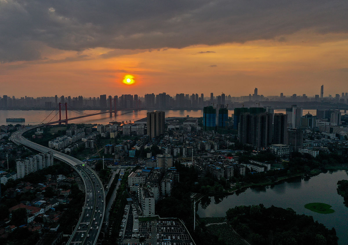 2020年8月5日傍晚,一场大雨突袭高温下的江城武汉,经过风雨洗礼后天空