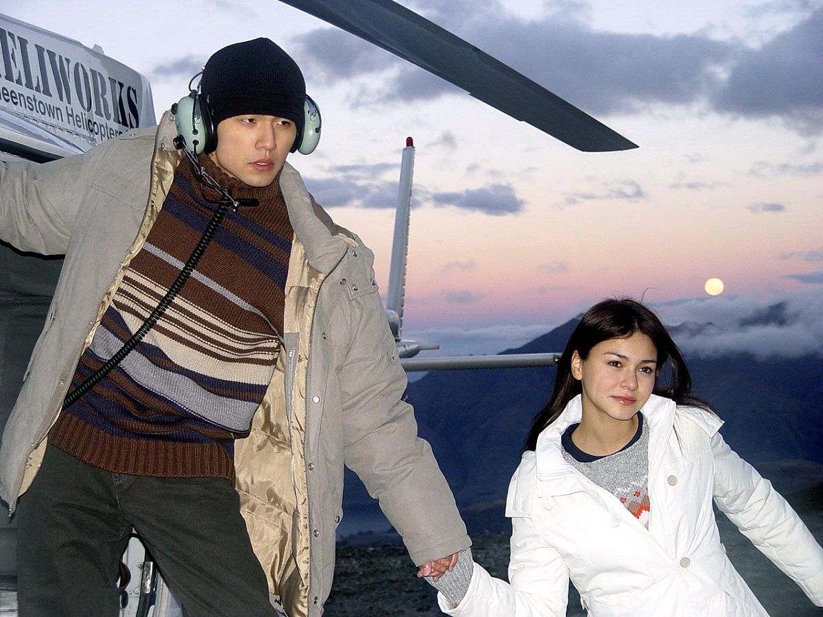 (抱歉,无法提供更大尺寸图片)2004年6月,周杰伦在新西兰为美特斯邦威