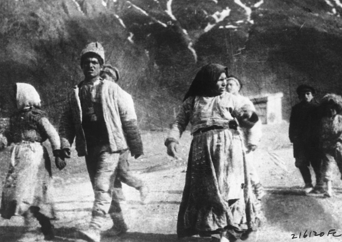 请就梁斌《红旗谱》中的朱老忠与严志和同为锁井镇农民举例说明两个农民有何相同点