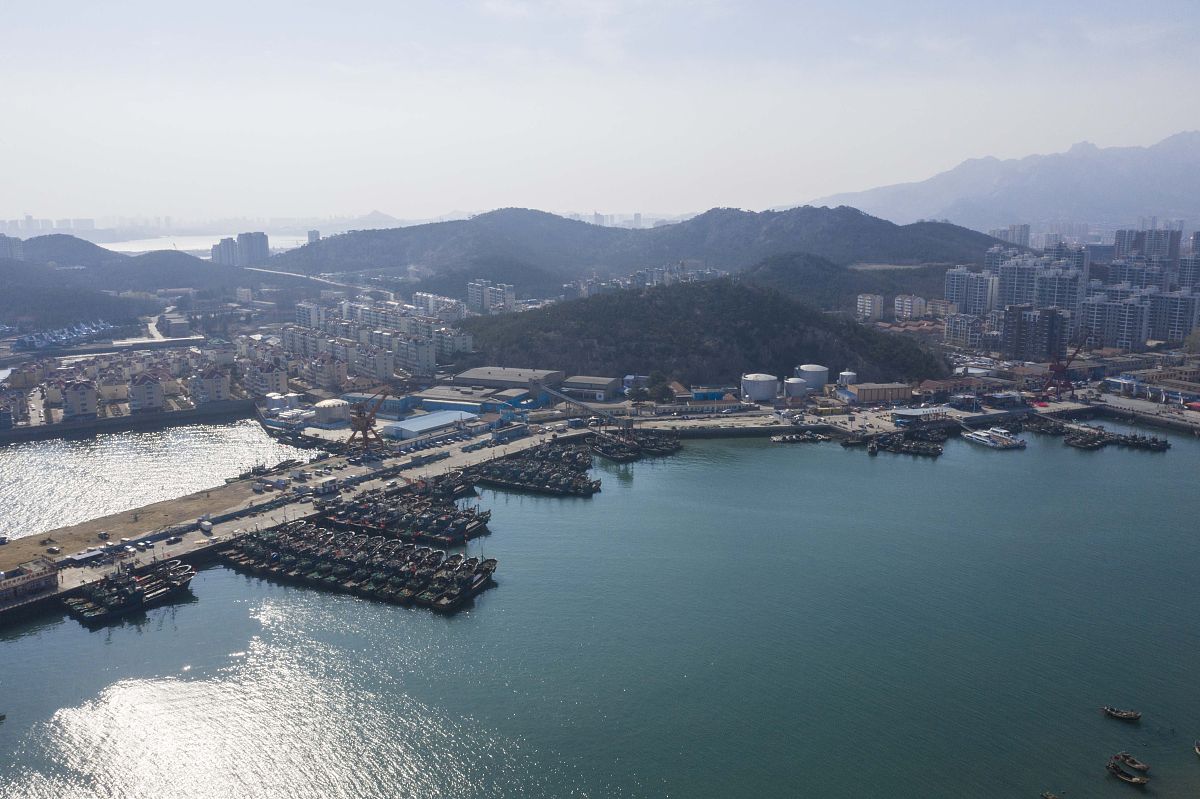 2020年3月30日,青岛,西海岸新区积米崖渔港风景如画.