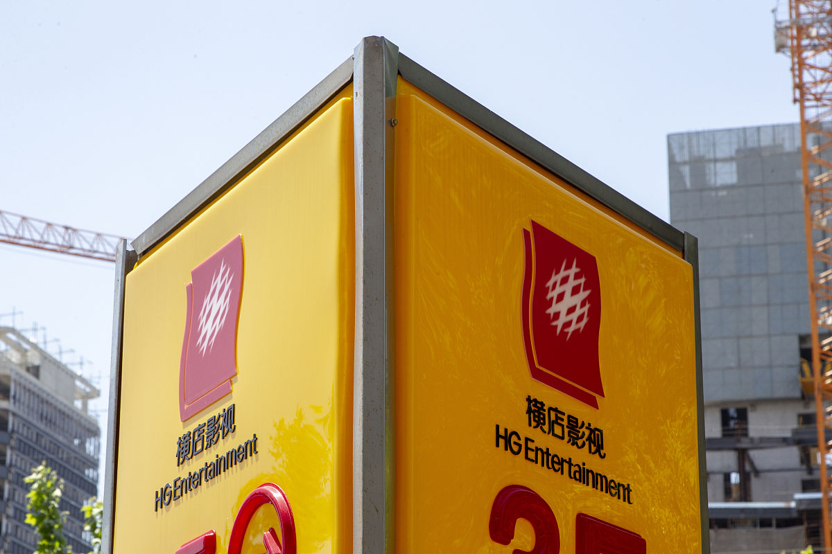 请参考小红书平台以小红风热门探店笔记的风格生成一条达人探店打卡横店影城的视频脚步。标题：探店打卡横店风格：小红书风格目标人群：大学生、95后、女性时尚人群