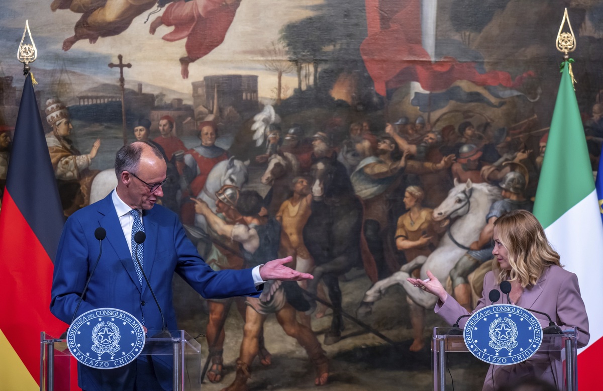 请以1945年至1980年的西方文明写一篇论文主要围绕雅尔塔冷战国际组织科技发展及其影响来展开