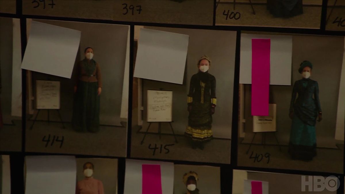 分镜头脚本体现舞蹈比赛演员在卖力表演后台人员在准备设备。要唯美的感觉。