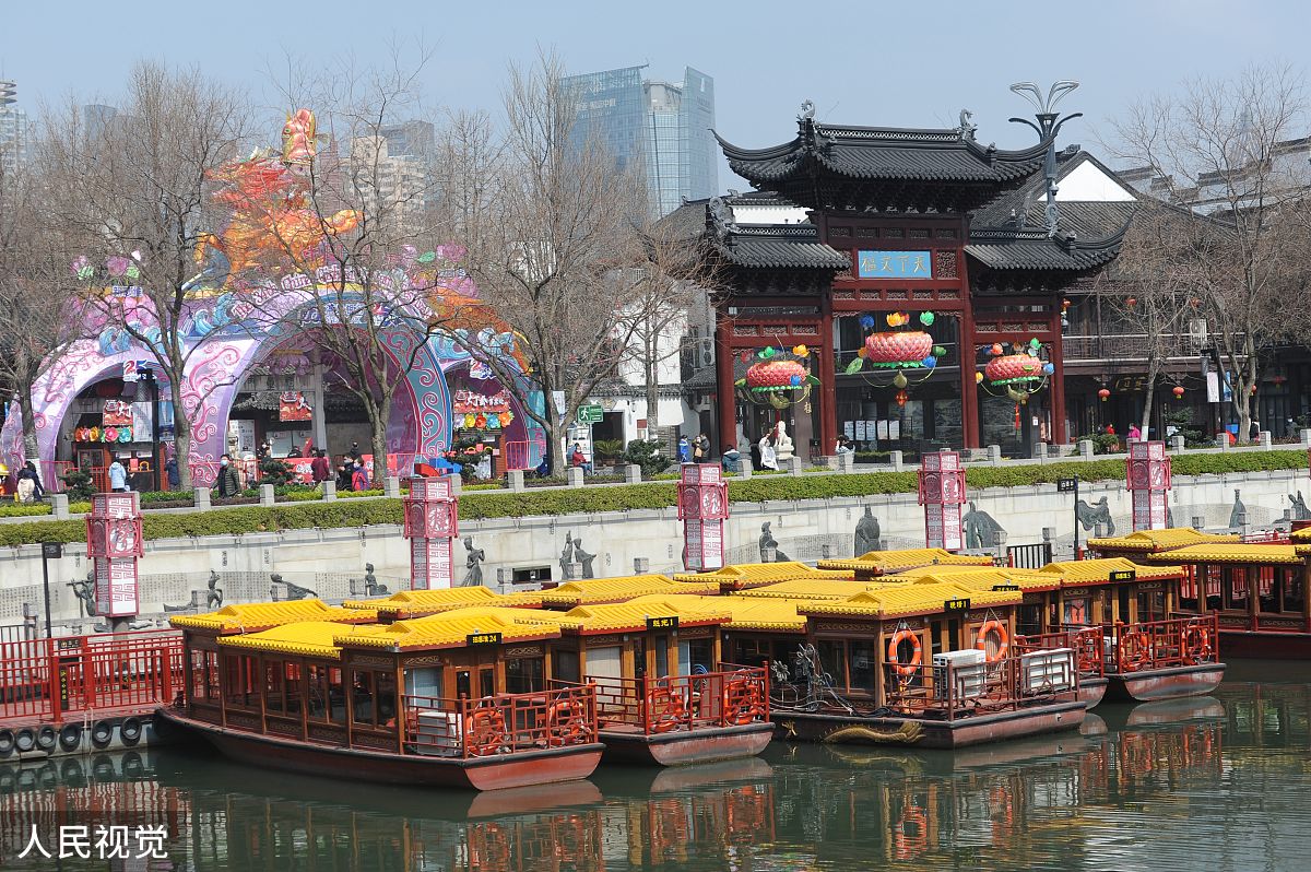 我和女朋友元旦想找一个景点游玩。请为我做一个为期一天的南京旅游计划要求路线具体、吃喝齐全、经济实惠、适合情侣、风景优美。