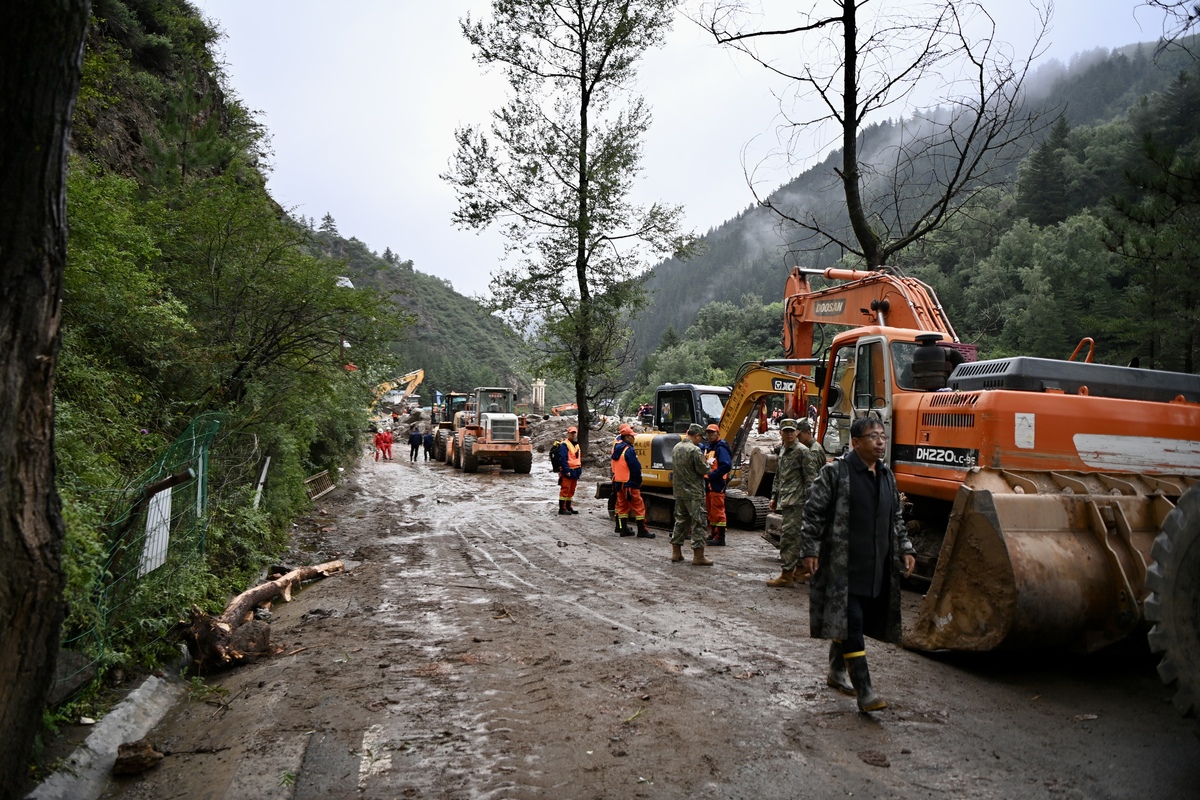 村民发现山体滑坡及时报警 铁路轨道恢复正常
