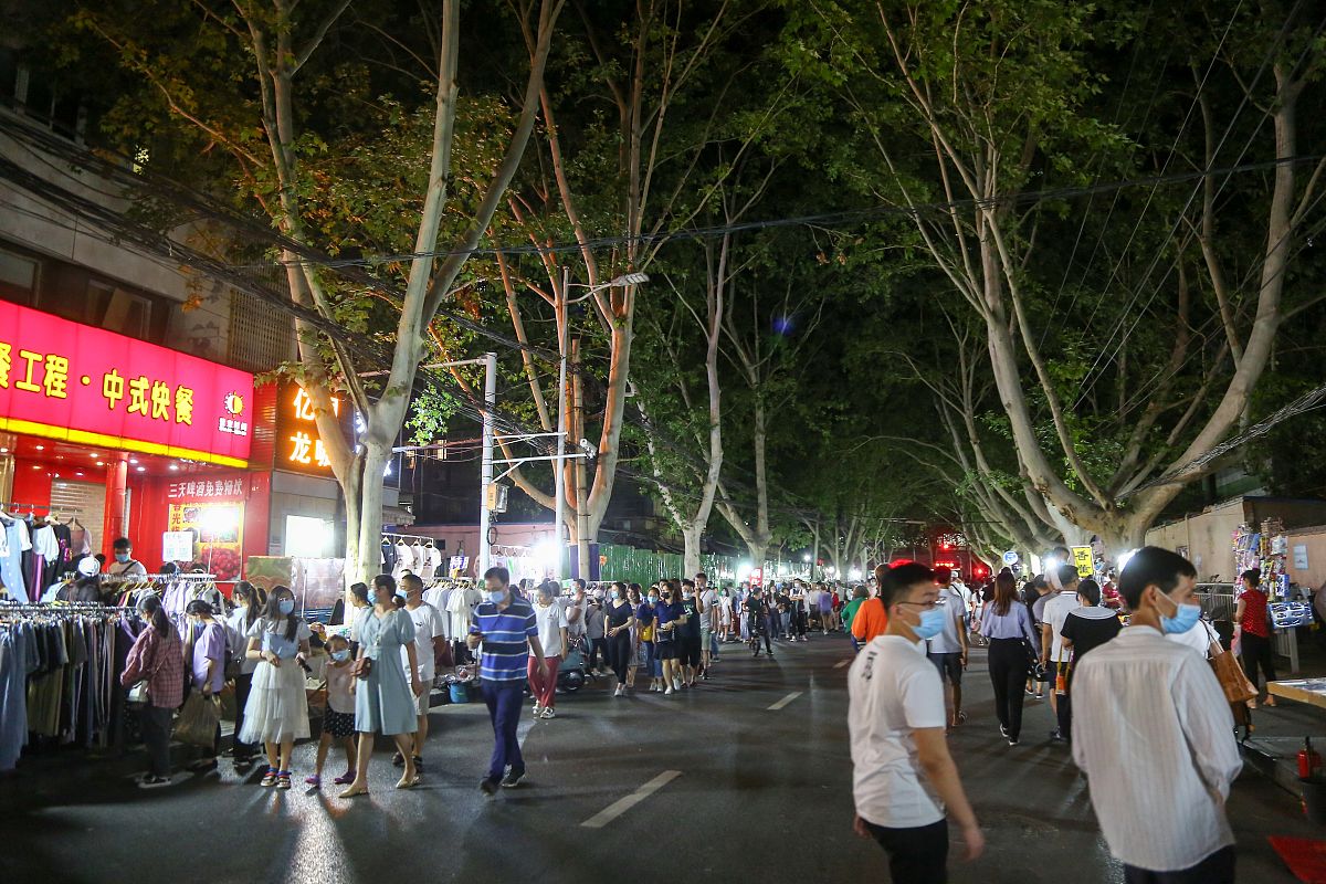 2020年6月1日,郑州健康路夜市复市,前来逛街的市民熙来攘往,而商户则