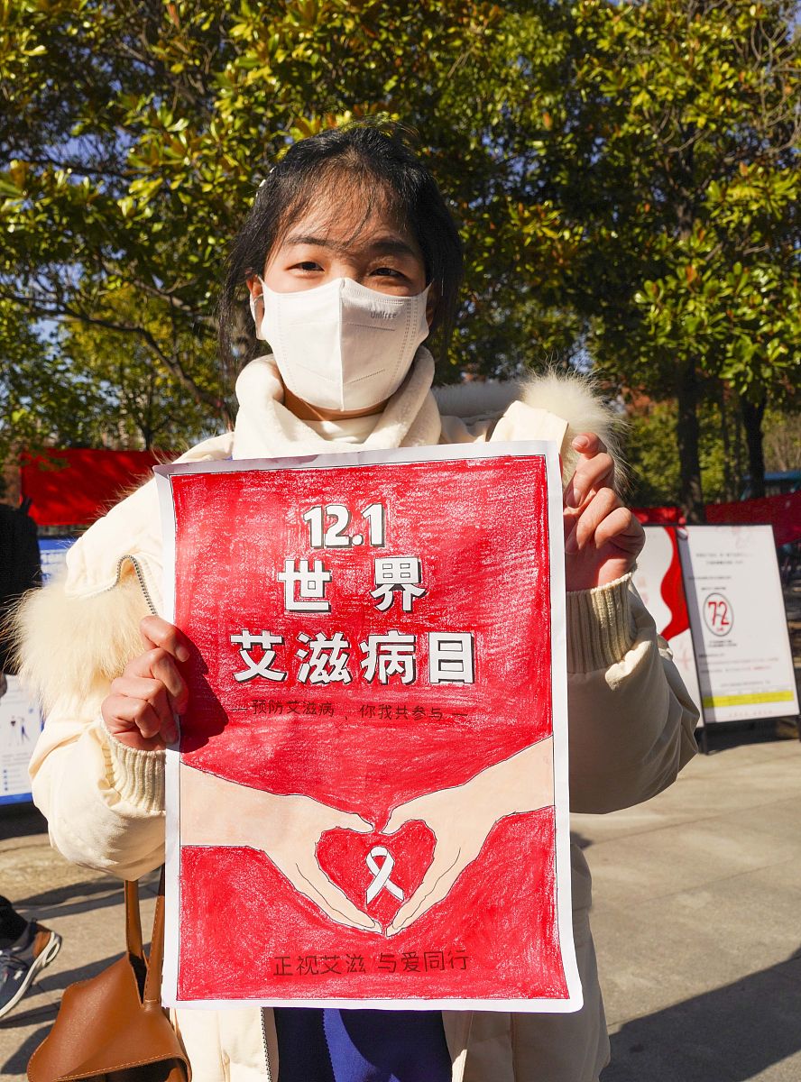 禁 足 可可是某小学的五年级女生。2020年春节刚过爸爸妈妈作为医院的骨干就其他医护人员一起去武汉支援抗疫了把她和她的小狗木木送到了爷爷家。 过了两天爸爸妈妈跟她和爷爷视频时说武汉目前有很多人家缺口罩如果家里口罩多的话可以捐一些。家里并没有存多少口罩可可想了想拿出自己带来的口罩对爷爷说∶爷爷我也拼一些吧。我粉尘过敏同学们给我送过口罩我不能只接受别人关心却不关心别人。我可以两星期不出门这样就能省下不