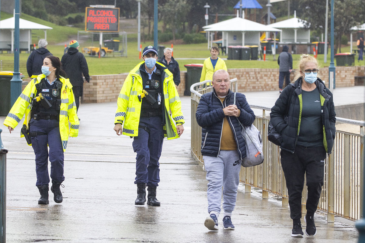 def calculate_arearadius float - float 计算圆的面积 area = mathpi radius 2 return area 帮我用中文解释每个符号的意义