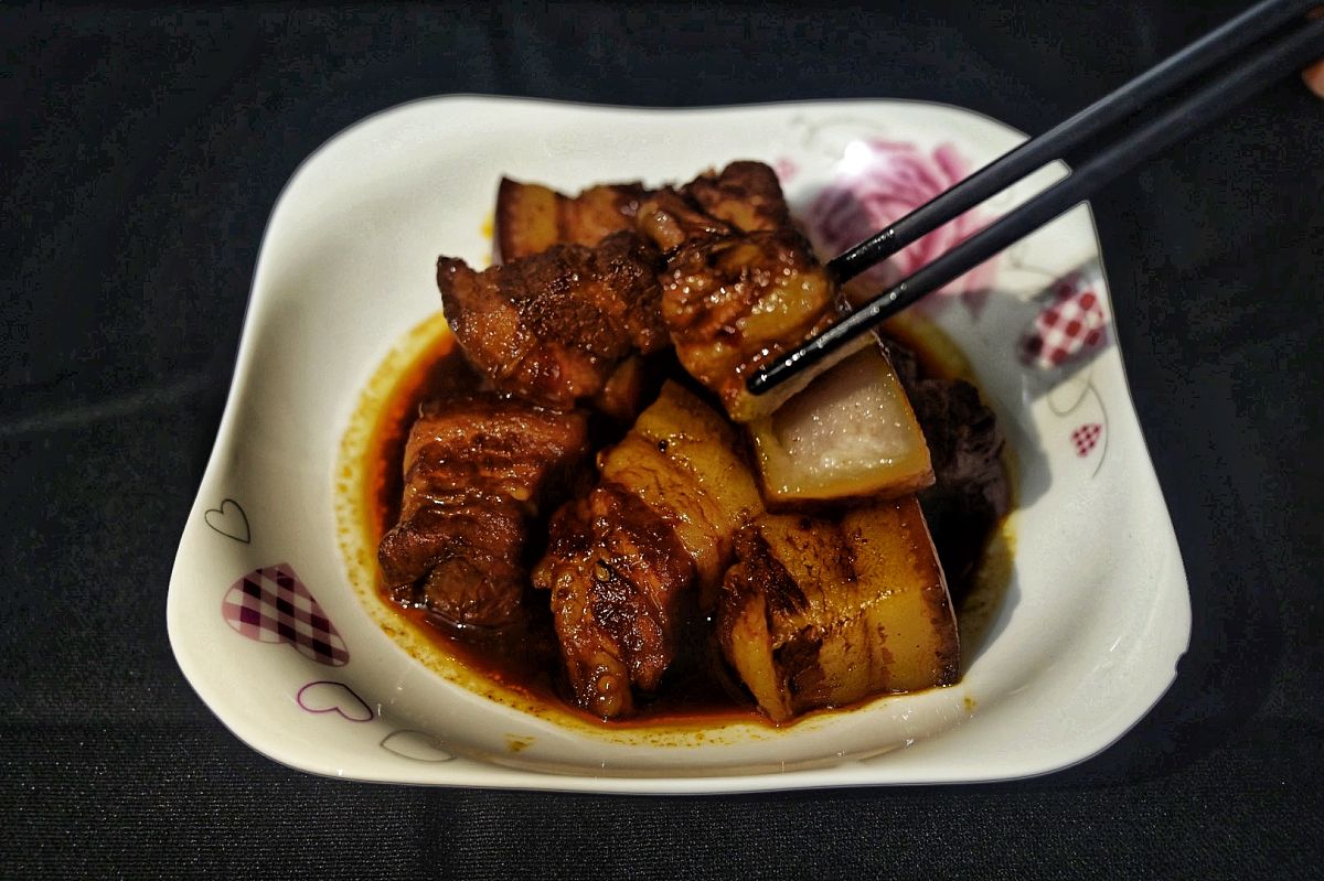 红烧肉的做法 家常红烧肉是一道非常受欢迎的家常菜下面是红烧肉的做法。材料：猪五花肉500克生姜适量葱适量料酒适量老抽适量生抽适量白糖适量盐适量清水适量。做法：1将猪五花肉切成一块块的小块用开水焯水去除血水和脏物捞出沥干水分备用；2生姜切片葱切段备用；3热锅凉油将五花肉块放入锅中煎至两面金黄；4加入适量的料酒翻炒均匀；5加入适量的老抽和生抽翻炒均匀；6加入适量的白糖翻炒均匀；7加入适量的盐和清水水量