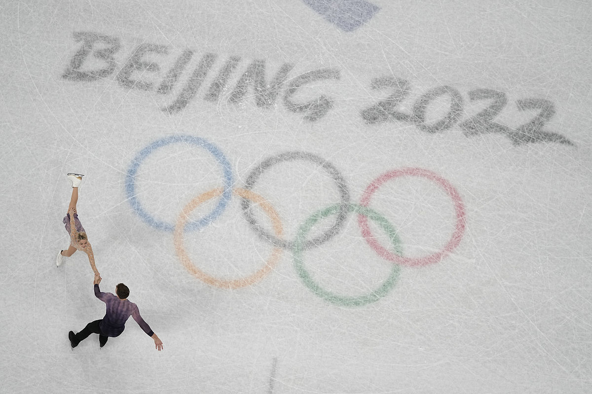 请将这段话改写通过调整语序、增减字数、替换同义词等方式避免与原文出现连续8个字相同的句子使这段话更加具有逻辑在外国人认知中能猫是认知度最高的中国文化符号冰墩墩主体设计元素为能猫以能猫元素代表中国既可以代表冬奥会在中国举办也可以代表举办有中国味的冬奥会。其次在以黑白为主的能猫元素中加入了绚丽的冰水丝带元素这是奥运五环色彩的幻化同时也代表看冰雪运动赛道和5G高科技既展现国家实力也寓意着国家的繁荣昌盛。