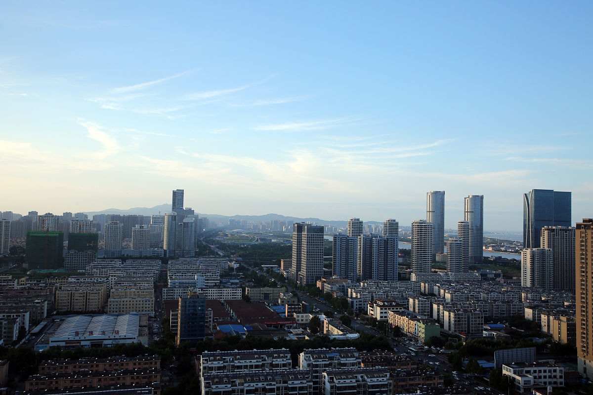 2021年7月3日,山东省日照市,经过一场大雨的洗礼,重现蓝天白云,一座座