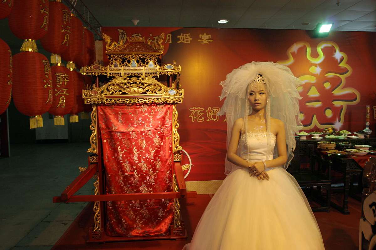 连生贵子浮雕龙凤大型花轿标准直径重量多少 帮我用300字描述