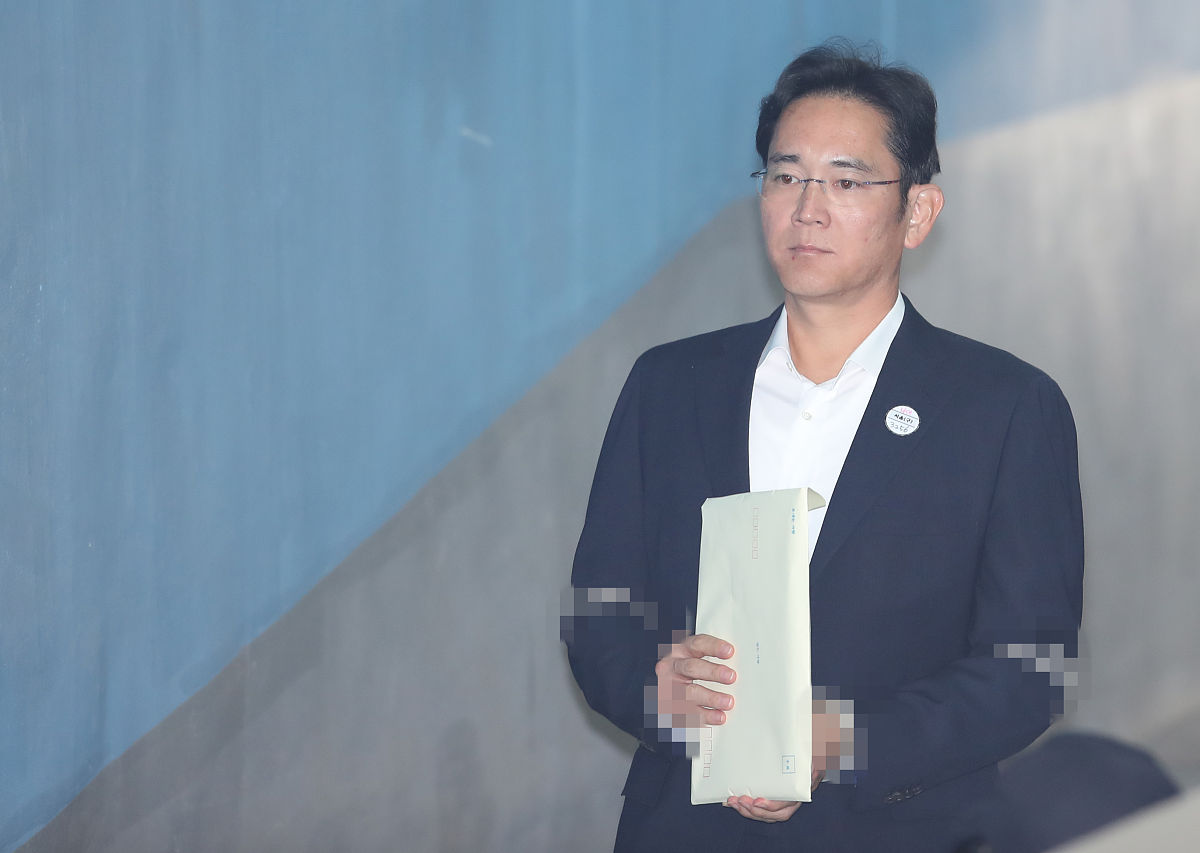 当地时间2017年11月9日,韩国首尔,因涉嫌向前总统朴槿惠和崔顺实提供