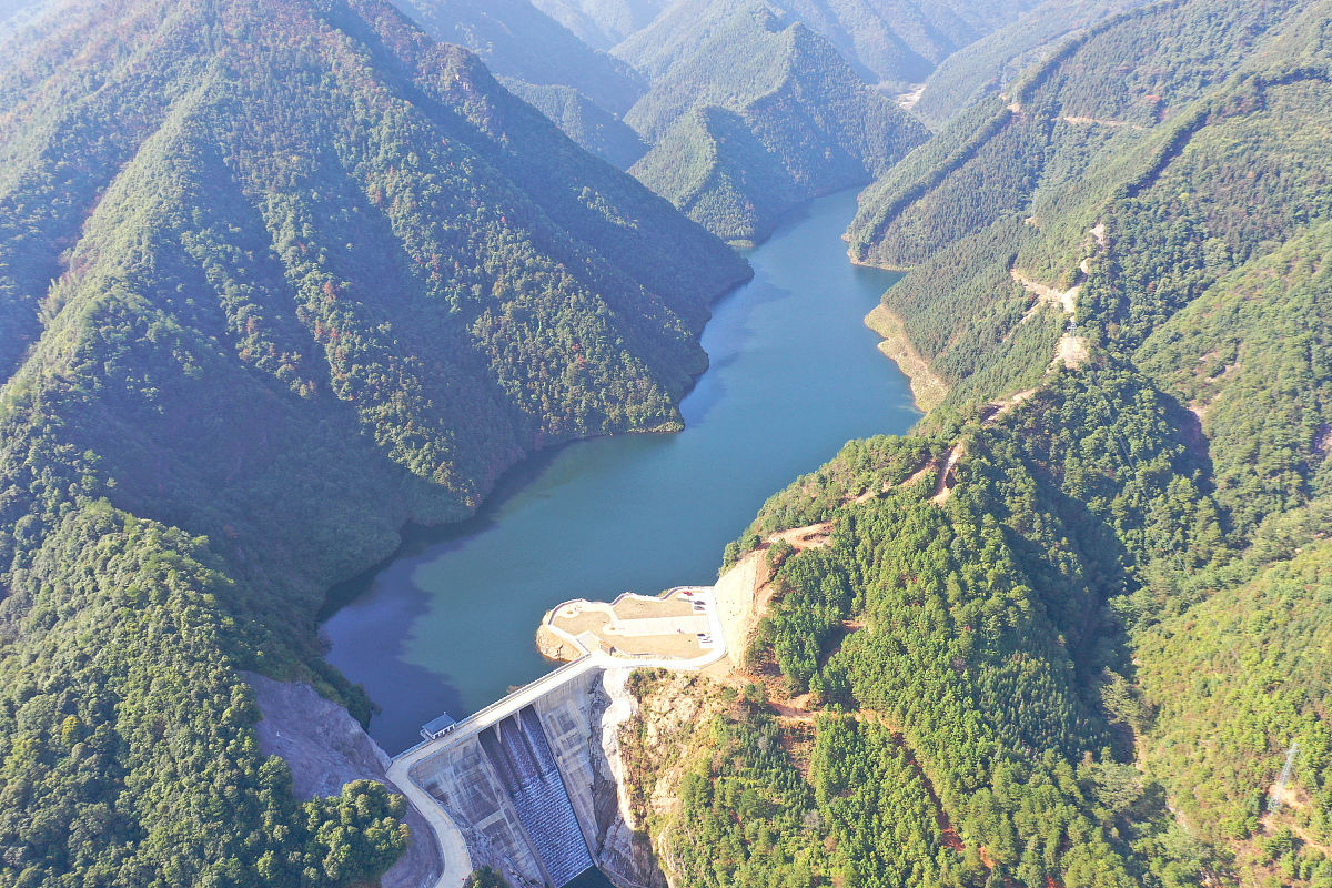 2021年11月27日,湖南省永州市道县清塘镇营乐源水库,清澈的湖水像是一
