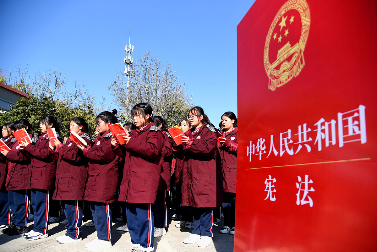 日,江苏省连云港市锦屏高级中学,学生在18岁成人礼上诵读宪法部分<strong>章节</strong>