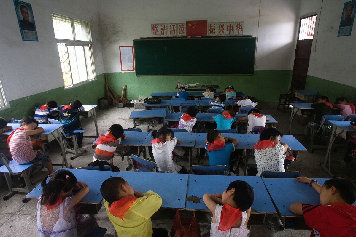 2012年6月1日,来自贫困老区湖北红安桐柏小学的二年级孩子们在午休.++