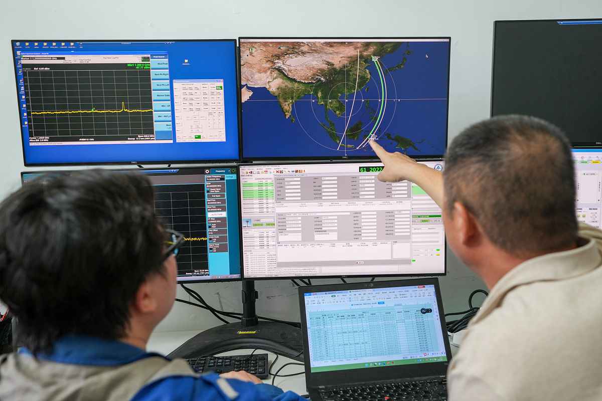 中国工业智能化核密度估计图中右拖尾的含义