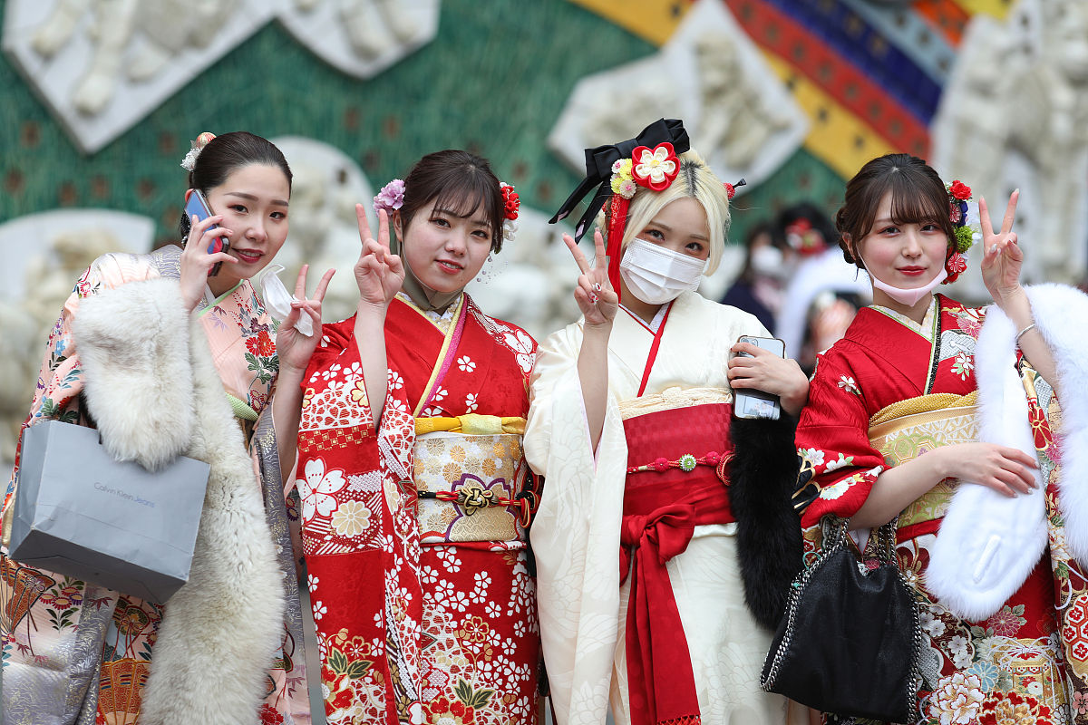 当地时间2021年1月11日,日本横滨,少男少女穿着和服参加成人礼.据悉,