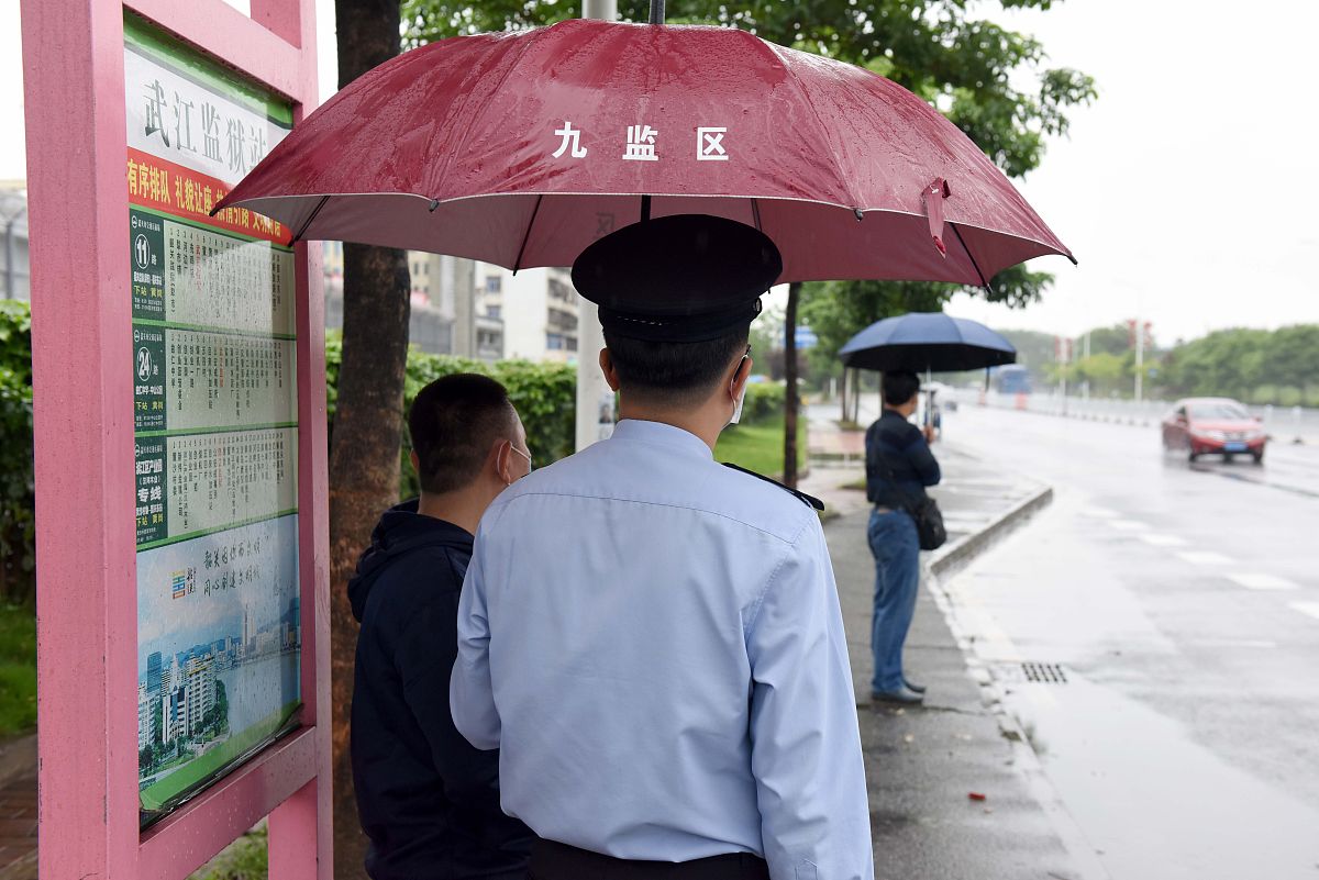 2021年04月15日,广东武江,等待公交车的期间,武江监狱警察余华勋给刑