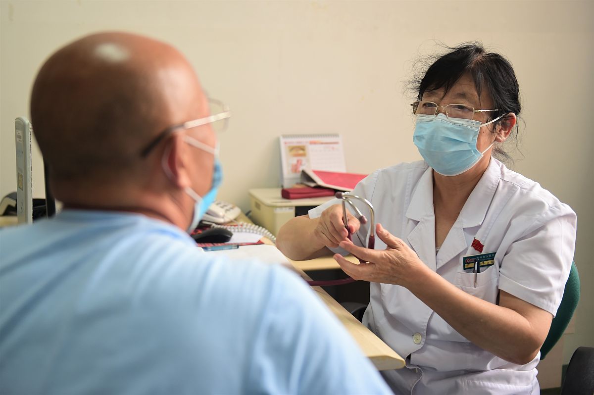 赵雅回到原来的沙发上坐下我则是跟着张医生来到小房间里。房间里有一张病床和一些医疗器械张医生让我坐在病床上自己则是把房间门给关上了。我尴尬地坐在病床上显得有些手足无措。张医生则是用命令的口吻对我说道：你还愣着干嘛啊？脱下裤子检查吧。没办法我只能按照张医生的吩咐行动。张医生看了一眼后笑着说道：看来你本钱不错嘛。说着张医生凑近了些开始仔细检查。大概两分钟后张医生便说道：你这个问题其实不严重最主要的原因其
