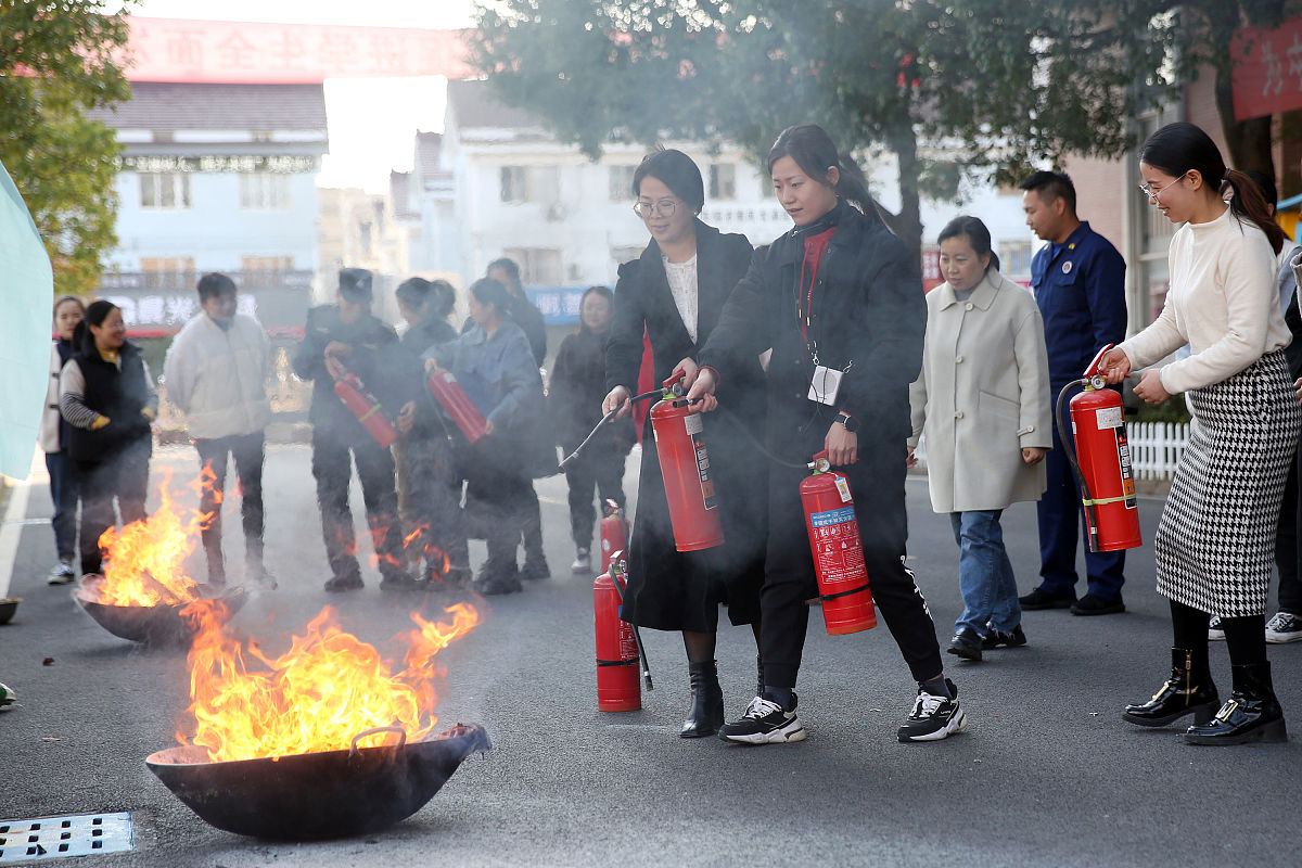 根据论文题目核心素养导向的小学低年级现代诗教学研究写一下完成本论文的研究条件、研究方法及措施