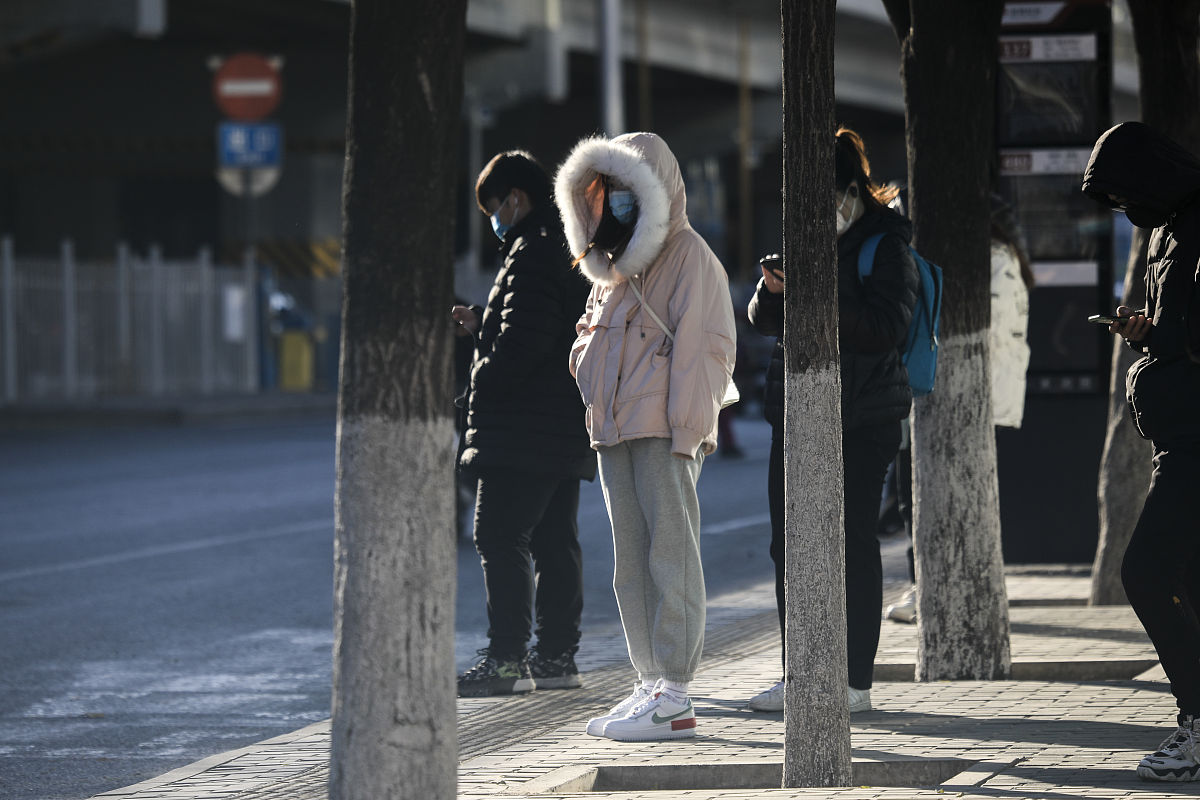 2021年11月22日,北京受冷空气影响进一步深入,上班早高峰,市民穿裹严