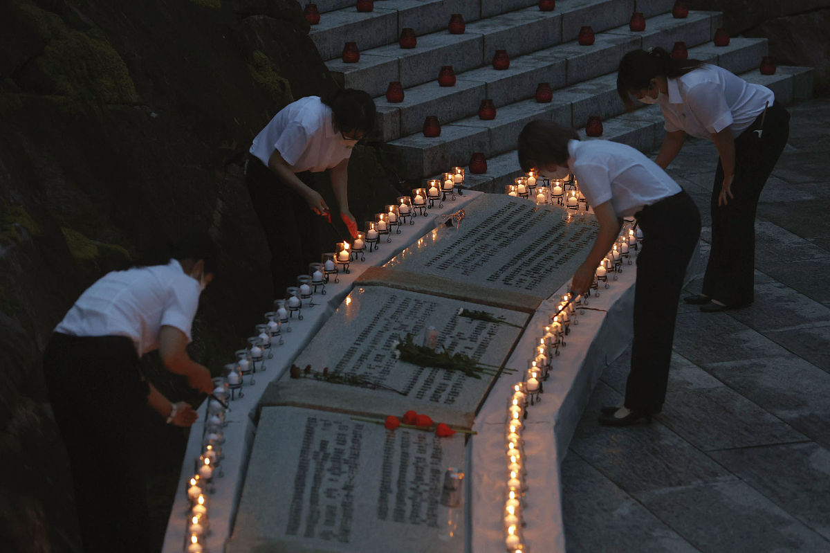 当地时间2021年8月12日,日本群马县上野村,人们在1985年日航坠机遇难