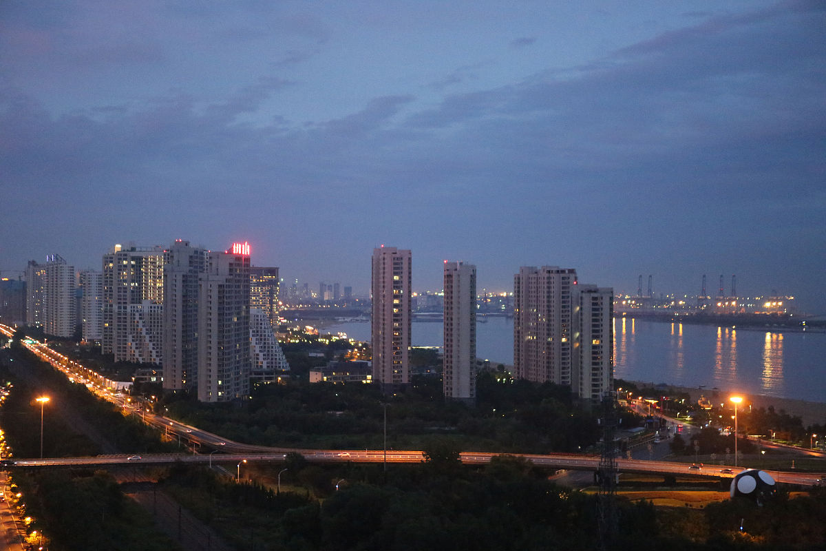 2020年8月19日,河北秦皇岛,金海湾大雨过后晚霞灿烂,格外迷人.
