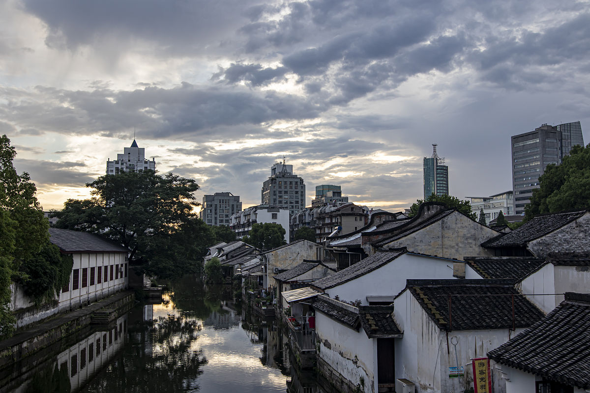 2020年6月4日,浙江绍兴.梅雨季节,古城上空云雨不断变换.