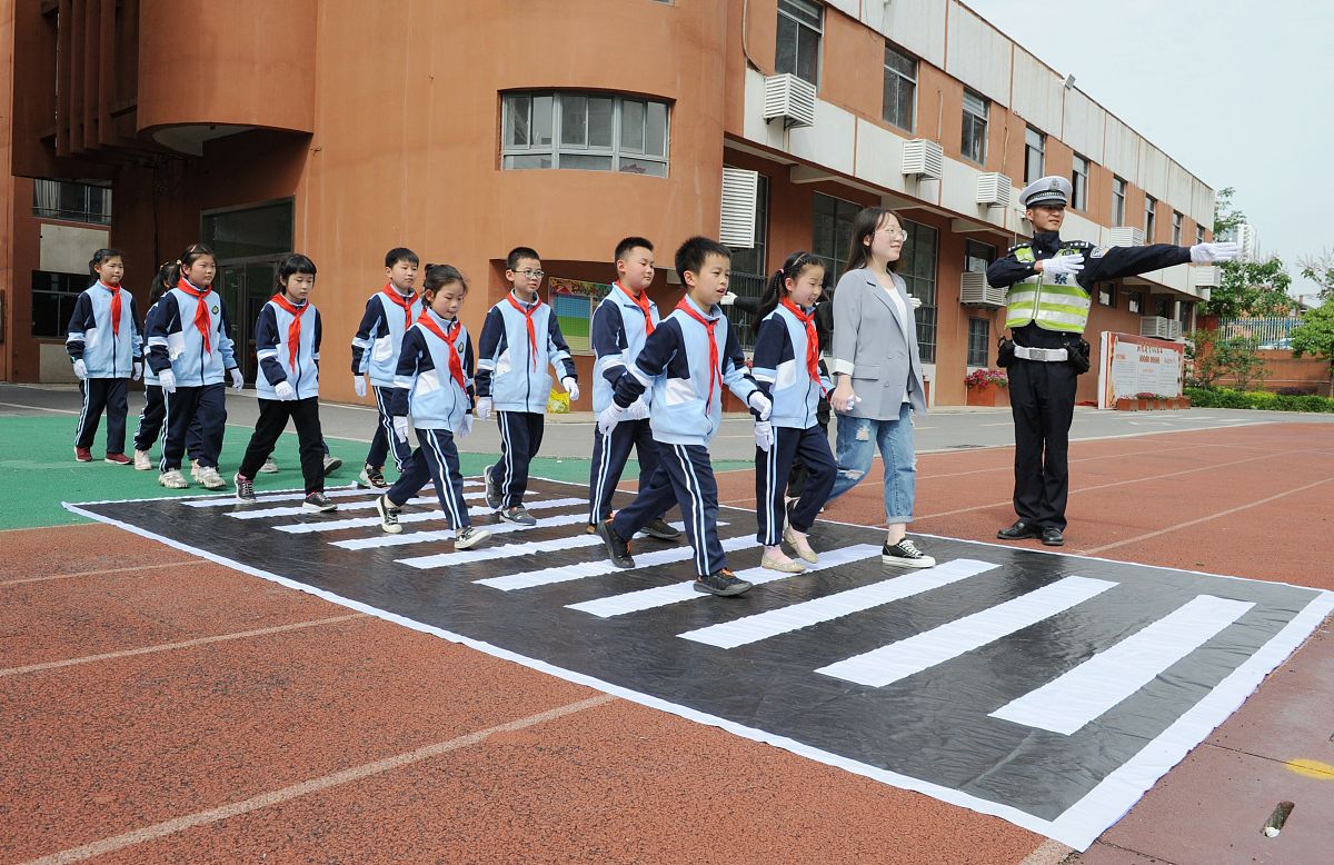2021年4月28日,在安徽省合肥市蚌埠路第二小学,孩子们在交警的指导下