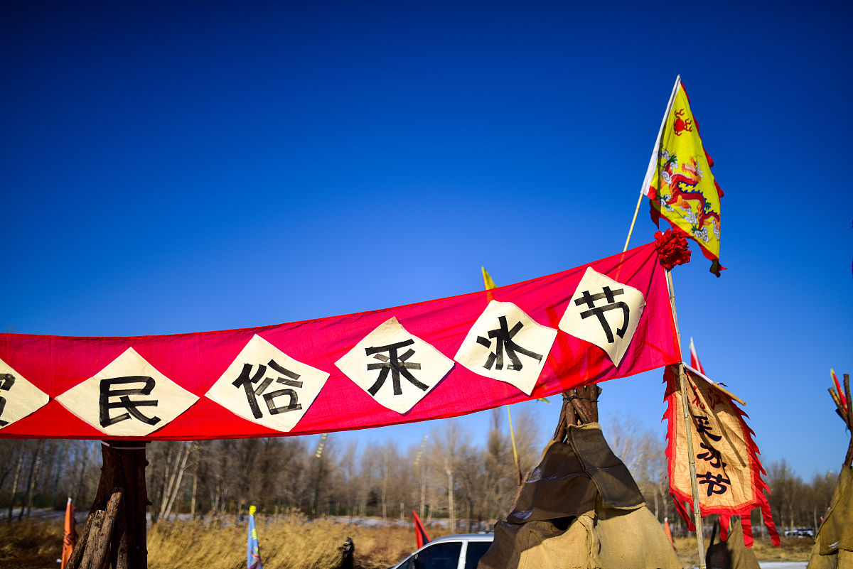 响彻天地近义词：震天动地、惊天动地等