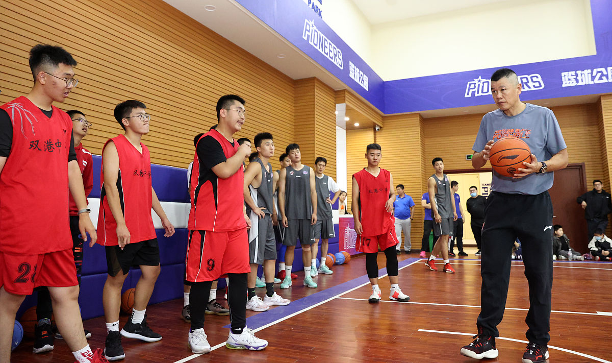 请写出为庆祝五一劳动节区总工会举办三人篮球赛的活动目标200字内