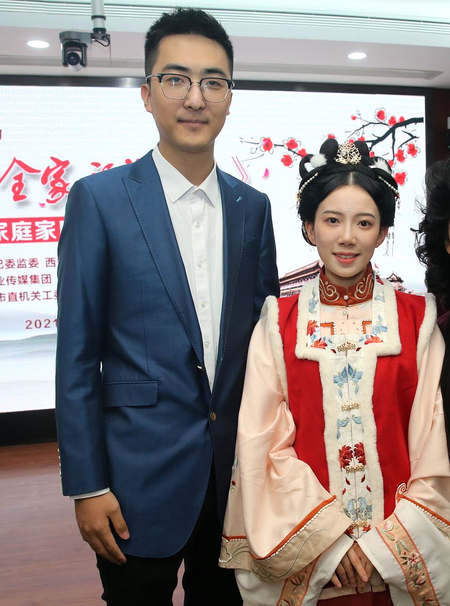 2021年12月10日,陕西省西安市,西安大唐不夜城不倒翁小姐姐皮卡晨(冯