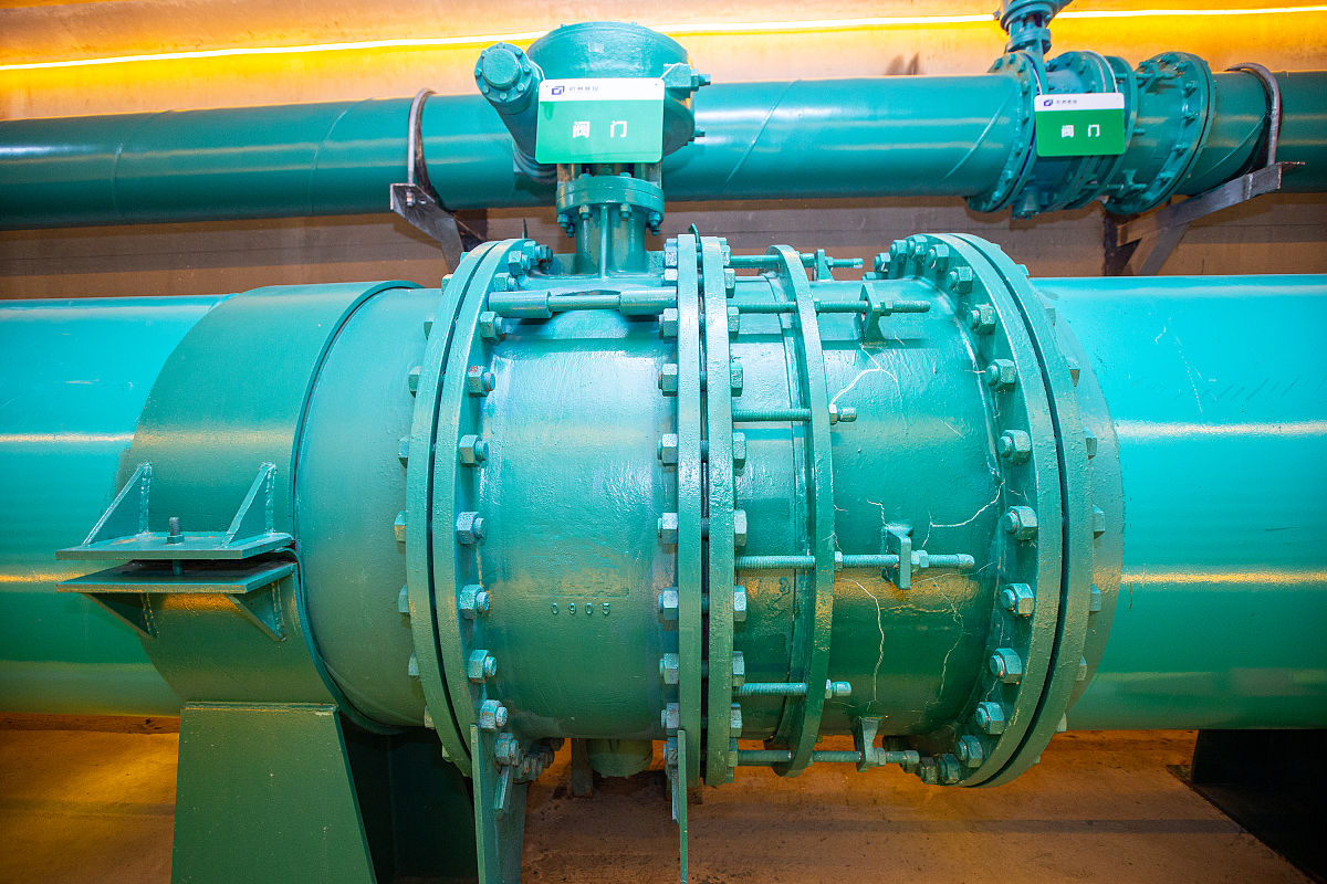 目前该技术已成功结束并在生产系统中应用在技 术指标上实现：满足多种型号传力接头与伸缩器组装作 业的需要提高设备的弹性形变能力和承载能力对实 现大直径的产品提供好的基础。扩写到 500字。