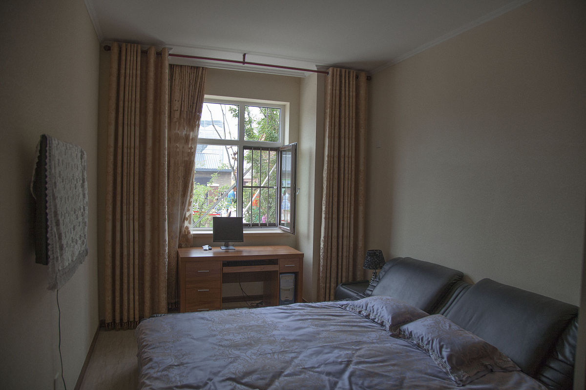 為什麼在同一座屋子內每個房間的溫度都不同同一座屋子內每個房間的溫度不同可能有以下原因：1 房間朝向不同：南向或西向的房間在白天接受更多陽光因此比北向或東向的房間更溫暖。2 房間的大小和高度不同：較小的房間和較低的天花板會讓空氣更容易固定在一個地方因此會感覺比較暖。3 房間使用不同：廚房和浴室通常比其他房間潮濕因此相對地會感覺更暖。4 暖氣或空調系統設置不當：可能出現暖氣或空調系統無法正確平衡各個房